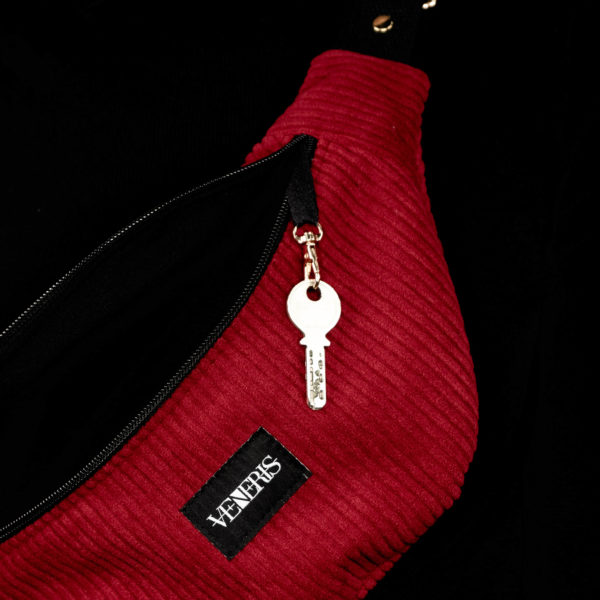 Sac banane rouge réalisé avec du velours côtelé (grosse côtes). Doublure noire. Collection LET IT SNOW Cosy n°4. Crochet pour accessoire (clé, porte cartes...). Etiquette VENERIS noire. Rivets de décoration.