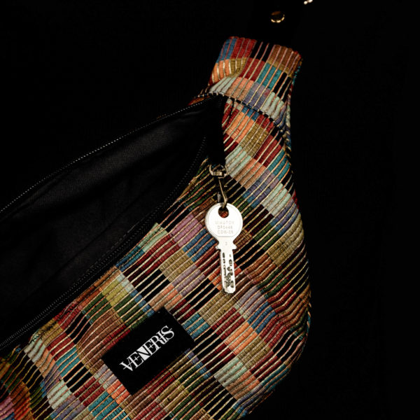 Sac banane ocre réalisé avec du velours côtelé déniché lors d'une brocante. Doublure noire. Collection LET IT SNOW Cosy n°7. Crochet pour accessoire (clé, porte cartes...). Etiquette VENERIS noire. Rivets de décoration.