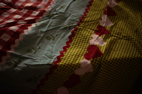 Housse de duvet récupéré d'une personne qui n'en n'avait plus l'utilité. Je me suis engagé à lui donner une seconde vie pour réaliser mes créations de couture. Valoriser au lieu de jeter !
