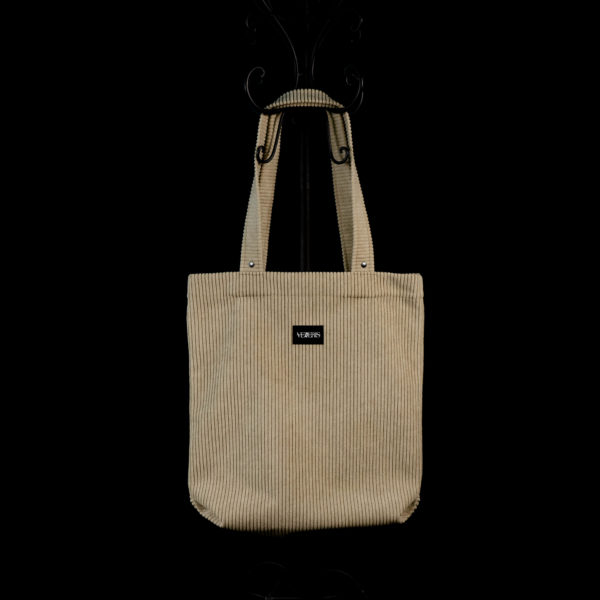 Tote bag sable en velours côtelé (grosse côtes). Collection LET IT SNOW Cosy n°2. Deux anses réalisées avec le même tissu. Rivets de décoration à chaque extrémité des sangles. Etiquette VENERIS noire.
