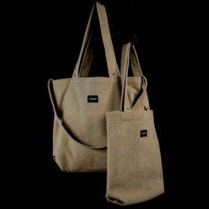 Tote bag ocre en velours côtelé (grosse côtes). Collection LET IT SNOW Cosy n°2. Anses réalisées avec le même tissu. Rivets de décoration à chaque extrémité des sangles. Grand modèle avec trois anses et petit modèle avec deux anses. Etiquette VENERIS noire.