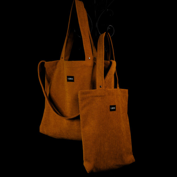 Tote bag ocre en velours côtelé (grosse côtes). Collection LET IT SNOW Cosy n°1. Anses réalisées avec le même tissu. Rivets de décoration à chaque extrémité des sangles. Grand modèle avec trois anses et petit modèle avec deux anses. Etiquette VENERIS noire.