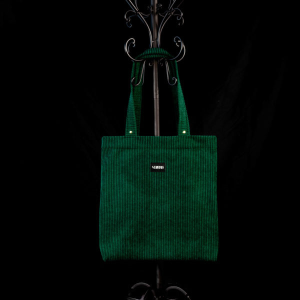 Tote bag vert sapin en velours côtelé (grosse côtes). Collection LET IT SNOW Cosy n°3. Deux anses réalisées avec le même tissu. Rivets de décoration à chaque extrémité des sangles. Etiquette VENERIS noire.