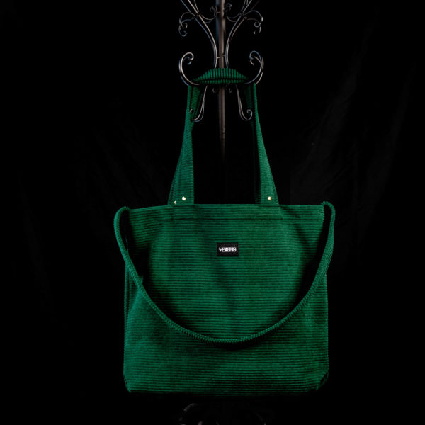 Tote bag vert sapin en velours côtelé (grosse côtes). Collection LET IT SNOW Cosy n°3. Trois anses réalisées avec le même tissu. Rivets de décoration à chaque extrémité des petites sangles. Ce modèle est conçu avec une troisième anse plus longue pour porter le sac aussi en bandoulière. Etiquette VENERIS noire.