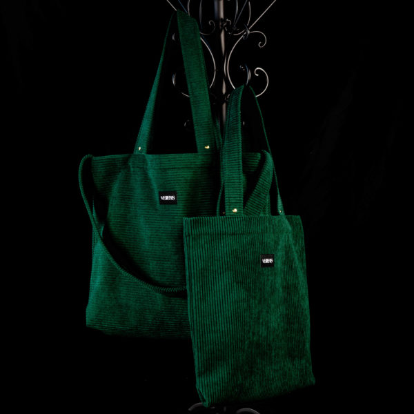 Tote bag vert sapin en velours côtelé (grosse côtes). Collection LET IT SNOW Cosy n°3. Anses réalisées avec le même tissu. Rivets de décoration à chaque extrémité des sangles. Grand modèle avec trois anses et petit modèle avec deux anses. Etiquette VENERIS noire.