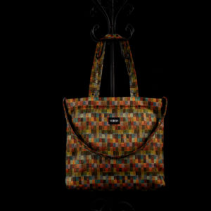 Tote bag multicolore en velours côtelé déniché lors d'une brocante. Collection LET IT SNOW Cosy n°7. Trois anses réalisées avec le même tissu. Rivets de décoration à chaque extrémité des petites sangles. Ce modèle est conçu avec une troisième anse plus longue pour porter le sac aussi en bandoulière. Etiquette VENERIS noire.