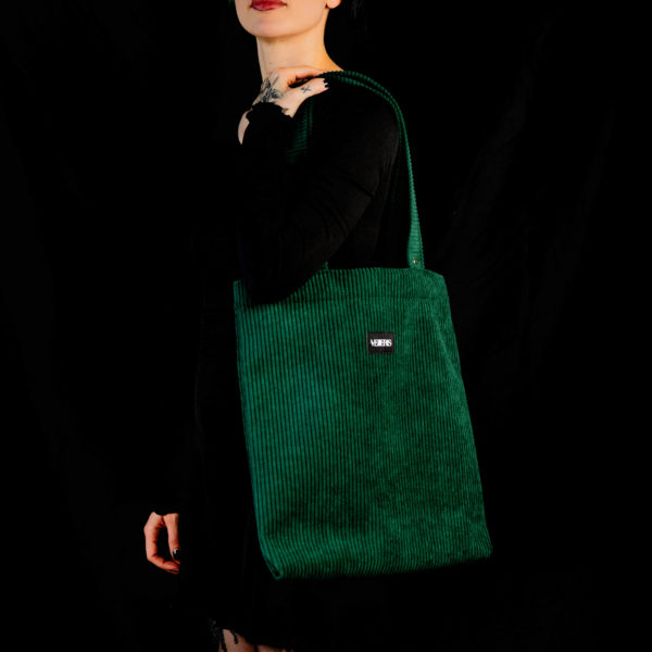 Tote bag vert sapin en velours côtelé (grosse côtes). Collection LET IT SNOW Cosy n°3. Deux anses réalisées avec le même tissu. Rivets de décoration à chaque extrémité des sangles. Etiquette VENERIS noire.