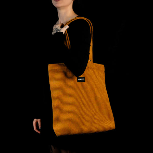 Tote bag ocre en velours côtelé (grosse côtes). Collection LET IT SNOW Cosy n°1. Deux anses réalisées avec le même tissu. Rivets de décoration à chaque extrémité des sangles. Etiquette VENERIS noire.