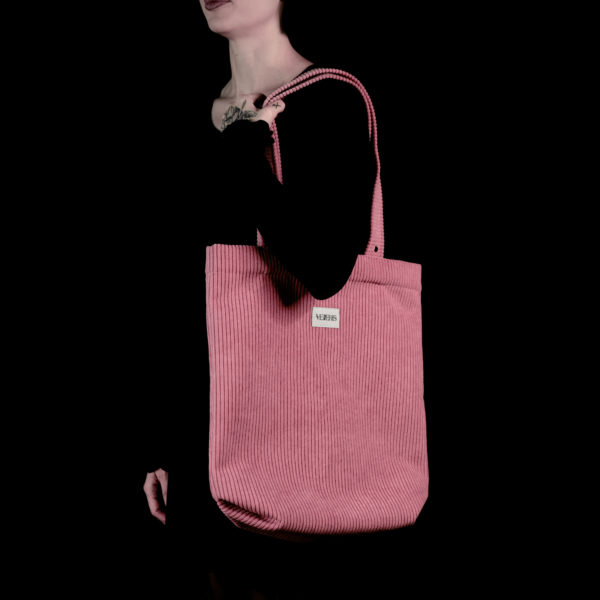 Tote bag rose en velours côtelé (grosse côtes). Collection LET IT SNOW Cosy n°6. Deux anses réalisées avec le même tissu. Rivets de décoration à chaque extrémité des sangles. Etiquette VENERIS blanche.