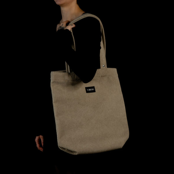 Tote bag sable en velours côtelé (grosse côtes). Collection LET IT SNOW Cosy n°2. Deux anses réalisées avec le même tissu. Rivets de décoration à chaque extrémité des sangles. Etiquette VENERIS noire.