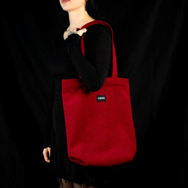 Tote bag rouge en velours côtelé (grosse côtes). Collection LET IT SNOW Cosy n°4. Deux anses réalisées avec le même tissu. Rivets de décoration à chaque extrémité des sangles. Etiquette VENERIS noire.