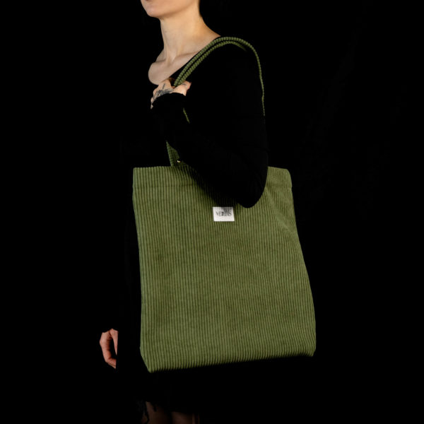 Tote bag vert olive en velours côtelé (grosse côtes). Collection LET IT SNOW Cosy n°5. Deux anses réalisées avec le même tissu. Rivets de décoration à chaque extrémité des sangles. Etiquette VENERIS blanche.