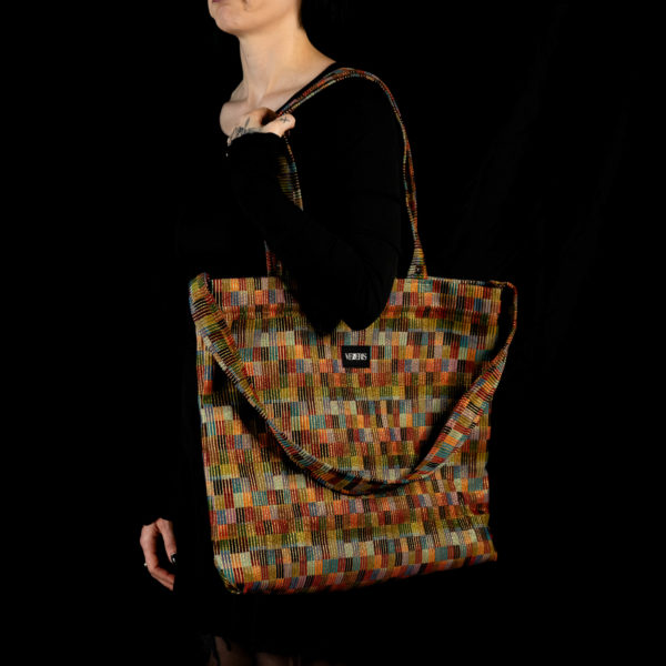 Tote bag multicolore en velours côtelé déniché lors d'une brocante. Collection LET IT SNOW Cosy n°7. Trois anses réalisées avec le même tissu. Rivets de décoration à chaque extrémité des petites sangles. Ce modèle est conçu avec une troisième anse plus longue pour porter le sac aussi en bandoulière. Etiquette VENERIS noire.