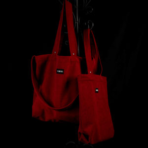 Tote bag rouge en velours côtelé (grosse côtes). Collection LET IT SNOW Cosy n°4. Anses réalisées avec le même tissu. Rivets de décoration à chaque extrémité des sangles. Grand modèle avec trois anses et petit modèle avec deux anses. Etiquette VENERIS noire.