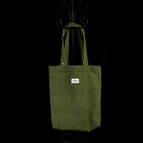 Tote bag vert olive en velours côtelé (grosse côtes). Collection LET IT SNOW Cosy n°5. Deux anses réalisées avec le même tissu. Rivets de décoration à chaque extrémité des sangles. Etiquette VENERIS blanche.