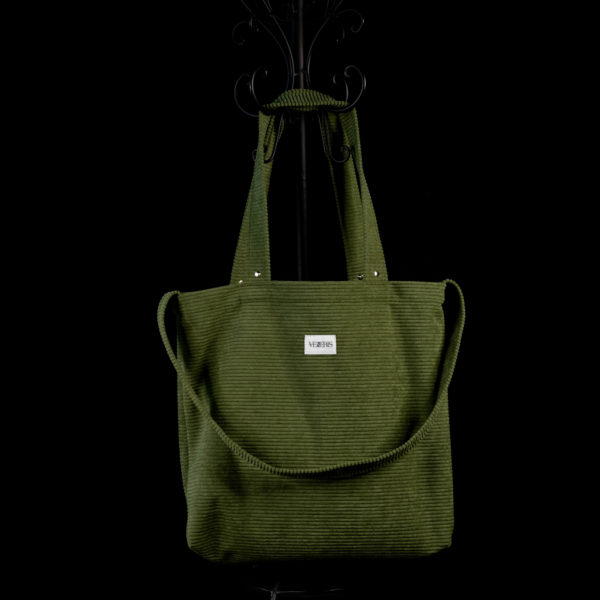 Tote bag vert olive en velours côtelé (grosse côtes). Collection LET IT SNOW Cosy n°5. Trois anses réalisées avec le même tissu. Rivets de décoration à chaque extrémité des petites sangles. Ce modèle est conçu avec une troisième anse plus longue pour porter le sac aussi en bandoulière. Etiquette VENERIS blanche.