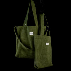 Tote bag vert olive en velours côtelé (grosse côtes). Collection LET IT SNOW Cosy n°5. Anses réalisées avec le même tissu. Rivets de décoration à chaque extrémité des sangles. Grand modèle avec trois anses et petit modèle avec deux anses. Etiquette VENERIS blanche.