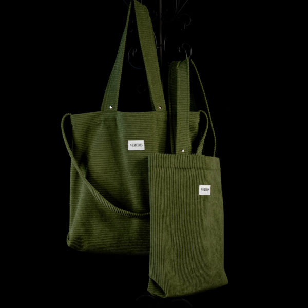 Tote bag vert olive en velours côtelé (grosse côtes). Collection LET IT SNOW Cosy n°5. Anses réalisées avec le même tissu. Rivets de décoration à chaque extrémité des sangles. Grand modèle avec trois anses et petit modèle avec deux anses. Etiquette VENERIS blanche.
