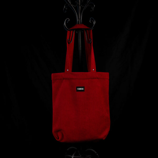 Tote bag ocre en velours côtelé (grosse côtes). Collection LET IT SNOW Cosy n°4. Deux anses réalisées avec le même tissu. Rivets de décoration à chaque extrémité des sangles. Etiquette VENERIS noire.