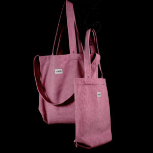 Tote bag rose en velours côtelé (grosse côtes). Collection LET IT SNOW Cosy n°6. Anses réalisées avec le même tissu. Rivets de décoration à chaque extrémité des sangles. Grand modèle avec trois anses et petit modèle avec deux anses. Etiquette VENERIS blanche.