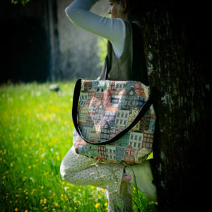 Tote bag cité. Collection ÉLÉMENTAIRE. Trois anses réalisées avec un tissu jeans et une finition de la couture jaune. 1x modèle conçu avec une troisième anse plus longue pour porter le sac aussi en bandoulière. 1x modèle plus petit avec que deux anses Etiquette VENERIS noire.