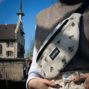 Sac banane abeilles. Doublure noire. Collection ÉLÉMENTAIRE. Etiquette VENERIS noire. Sangle noire.