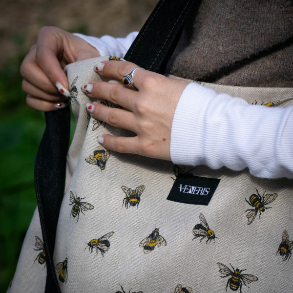 Tote bag abeilles. Collection ÉLÉMENTAIRE. Trois anses réalisées avec un tissu jeans et une finition de la couture jaune. 1x modèle conçu avec une troisième anse plus longue pour porter le sac aussi en bandoulière. 1x modèle plus petit avec que deux anses Etiquette VENERIS noire.