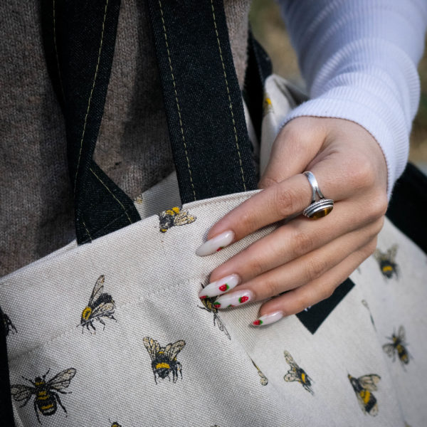 Tote bag abeilles. Collection ÉLÉMENTAIRE. Trois anses réalisées avec un tissu jeans et une finition de la couture jaune. 1x modèle conçu avec une troisième anse plus longue pour porter le sac aussi en bandoulière. 1x modèle plus petit avec que deux anses Etiquette VENERIS noire.