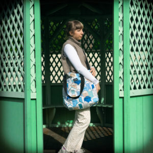 Tote bag cabane. Collection ÉLÉMENTAIRE. Trois anses réalisées avec un tissu jeans et une finition de la couture brune. 1x modèle conçu avec une troisième anse plus longue pour porter le sac aussi en bandoulière. 1x modèle plus petit avec que deux anses Etiquette VENERIS noire.
