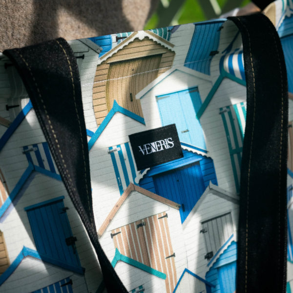 Tote bag cabane. Collection ÉLÉMENTAIRE. Trois anses réalisées avec un tissu jeans et une finition de la couture brune. 1x modèle conçu avec une troisième anse plus longue pour porter le sac aussi en bandoulière. 1x modèle plus petit avec que deux anses Etiquette VENERIS noire.