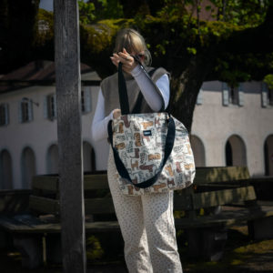 Tote bag chat. Collection ÉLÉMENTAIRE. Trois anses réalisées avec un tissu jeans et une finition de la couture noire. 1x modèle conçu avec une troisième anse plus longue pour porter le sac aussi en bandoulière. 1x modèle plus petit avec que deux anses Etiquette VENERIS noire.