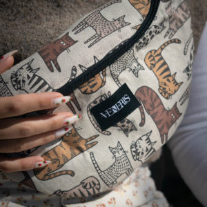 Sac banane motifs chat. Doublure noire. Collection ÉLÉMENTAIRE. Etiquette VENERIS noire. Sangle noire.