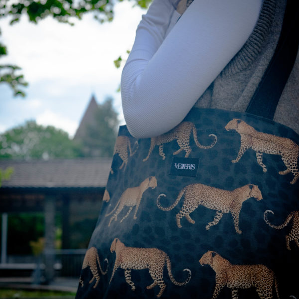 Tote bag cabane. Collection ÉLÉMENTAIRE. Trois anses réalisées avec un tissu jeans et une finition de la couture noire. 1x modèle conçu avec une troisième anse plus longue pour porter le sac aussi en bandoulière. 1x modèle plus petit avec que deux anses Etiquette VENERIS noire.