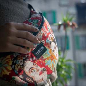 Sac banane motifs Frida. Doublure noire. Collection ÉLÉMENTAIRE. Etiquette VENERIS noire. Sangle noire.