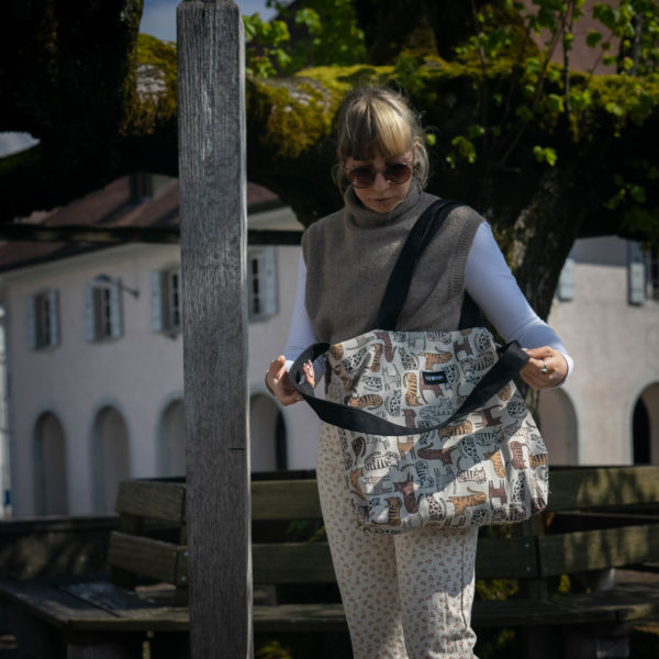 Tote bag chat. Collection ÉLÉMENTAIRE. Trois anses réalisées avec un tissu jeans et une finition de la couture noire. 1x modèle conçu avec une troisième anse plus longue pour porter le sac aussi en bandoulière. 1x modèle plus petit avec que deux anses Etiquette VENERIS noire.
