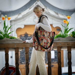 Tote bag Frida. Collection ÉLÉMENTAIRE. Trois anses réalisées avec un tissu jeans et une finition de la couture bordeau. 1x modèle conçu avec une troisième anse plus longue pour porter le sac aussi en bandoulière. 1x modèle plus petit avec que deux anses Etiquette VENERIS noire.