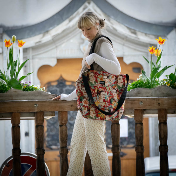 Tote bag Frida. Collection ÉLÉMENTAIRE. Trois anses réalisées avec un tissu jeans et une finition de la couture bordeau. 1x modèle conçu avec une troisième anse plus longue pour porter le sac aussi en bandoulière. 1x modèle plus petit avec que deux anses Etiquette VENERIS noire.