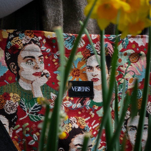 Tote bag Frida. Collection ÉLÉMENTAIRE. Trois anses réalisées avec un tissu jeans et une finition de la couture bordeau. 1x modèle conçu avec une troisième anse plus longue pour porter le sac aussi en bandoulière. 1x modèle plus petit avec que deux anses Etiquette VENERIS noire.