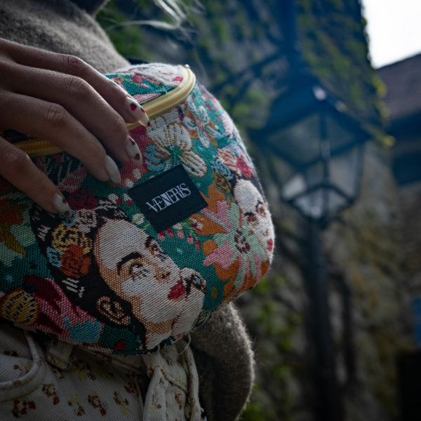 Sac banane motifs Frida. Doublure grise. Collection ÉLÉMENTAIRE. Etiquette VENERIS noire. Sangle noire.