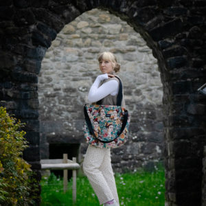 Tote bag Frida. Collection ÉLÉMENTAIRE. Trois anses réalisées avec un tissu jeans et une finition de la couture bleue. 1x modèle conçu avec une troisième anse plus longue pour porter le sac aussi en bandoulière. 1x modèle plus petit avec que deux anses Etiquette VENERIS noire.