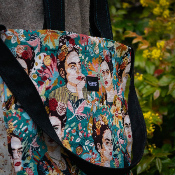 Tote bag Frida. Collection ÉLÉMENTAIRE. Trois anses réalisées avec un tissu jeans et une finition de la couture bleue. 1x modèle conçu avec une troisième anse plus longue pour porter le sac aussi en bandoulière. 1x modèle plus petit avec que deux anses Etiquette VENERIS noire.