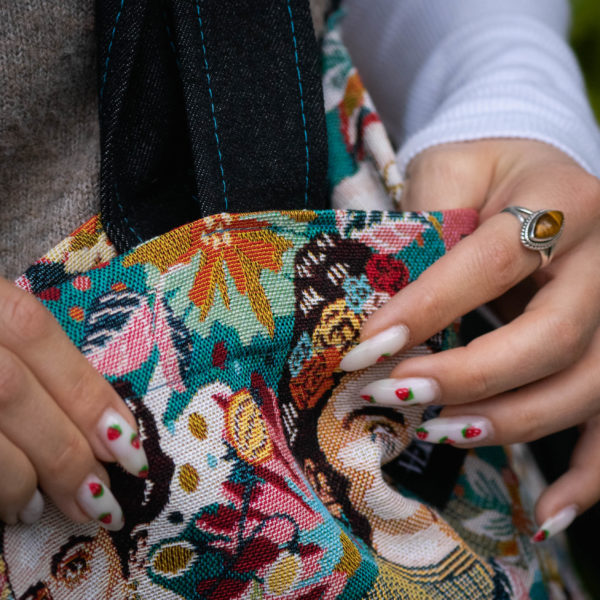 Tote bag Frida. Collection ÉLÉMENTAIRE. Trois anses réalisées avec un tissu jeans et une finition de la couture bleue. 1x modèle conçu avec une troisième anse plus longue pour porter le sac aussi en bandoulière. 1x modèle plus petit avec que deux anses Etiquette VENERIS noire.