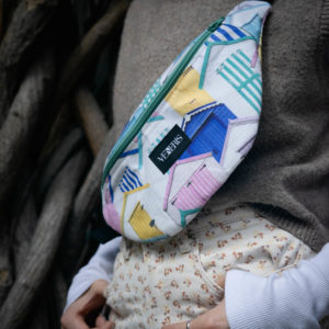 Sac banane motifs cabane. Doublure grise. Collection ÉLÉMENTAIRE. Etiquette VENERIS noire. Sangle noire.
