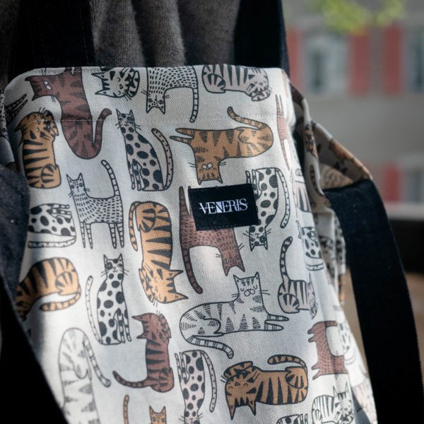 Tote bag chat. Collection ÉLÉMENTAIRE. Trois anses réalisées avec un tissu jeans et une finition de la couture noire. 1x modèle conçu avec une troisième anse plus longue pour porter le sac aussi en bandoulière. 1x modèle plus petit avec que deux anses Etiquette VENERIS noire.