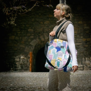 Tote bag cabane. Collection ÉLÉMENTAIRE. Trois anses réalisées avec un tissu jeans et une finition de la couture bleue. 1x modèle conçu avec une troisième anse plus longue pour porter le sac aussi en bandoulière. 1x modèle plus petit avec que deux anses Etiquette VENERIS noire.