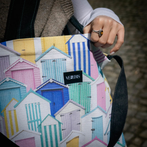 Tote bag cabane. Collection ÉLÉMENTAIRE. Trois anses réalisées avec un tissu jeans et une finition de la couture bleue. 1x modèle conçu avec une troisième anse plus longue pour porter le sac aussi en bandoulière. 1x modèle plus petit avec que deux anses Etiquette VENERIS noire.