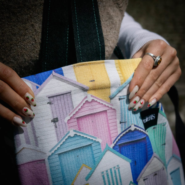 Tote bag cabane. Collection ÉLÉMENTAIRE. Trois anses réalisées avec un tissu jeans et une finition de la couture bleue. 1x modèle conçu avec une troisième anse plus longue pour porter le sac aussi en bandoulière. 1x modèle plus petit avec que deux anses Etiquette VENERIS noire.