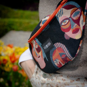 Sac banane motifs visage. Doublure noire. Collection ÉLÉMENTAIRE. Etiquette VENERIS noire. Sangle noire.