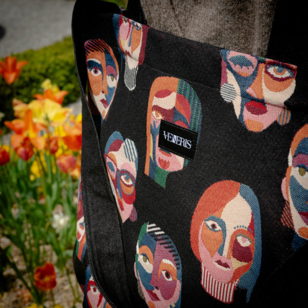 Tote bag visage. Collection ÉLÉMENTAIRE. Trois anses réalisées avec un tissu jeans et une finition de la couture bordeau. 1x modèle conçu avec une troisième anse plus longue pour porter le sac aussi en bandoulière. 1x modèle plus petit avec que deux anses Etiquette VENERIS noire.