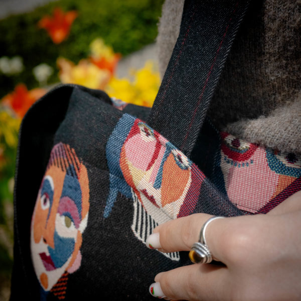 Tote bag visage. Collection ÉLÉMENTAIRE. Trois anses réalisées avec un tissu jeans et une finition de la couture bordeau. 1x modèle conçu avec une troisième anse plus longue pour porter le sac aussi en bandoulière. 1x modèle plus petit avec que deux anses Etiquette VENERIS noire.